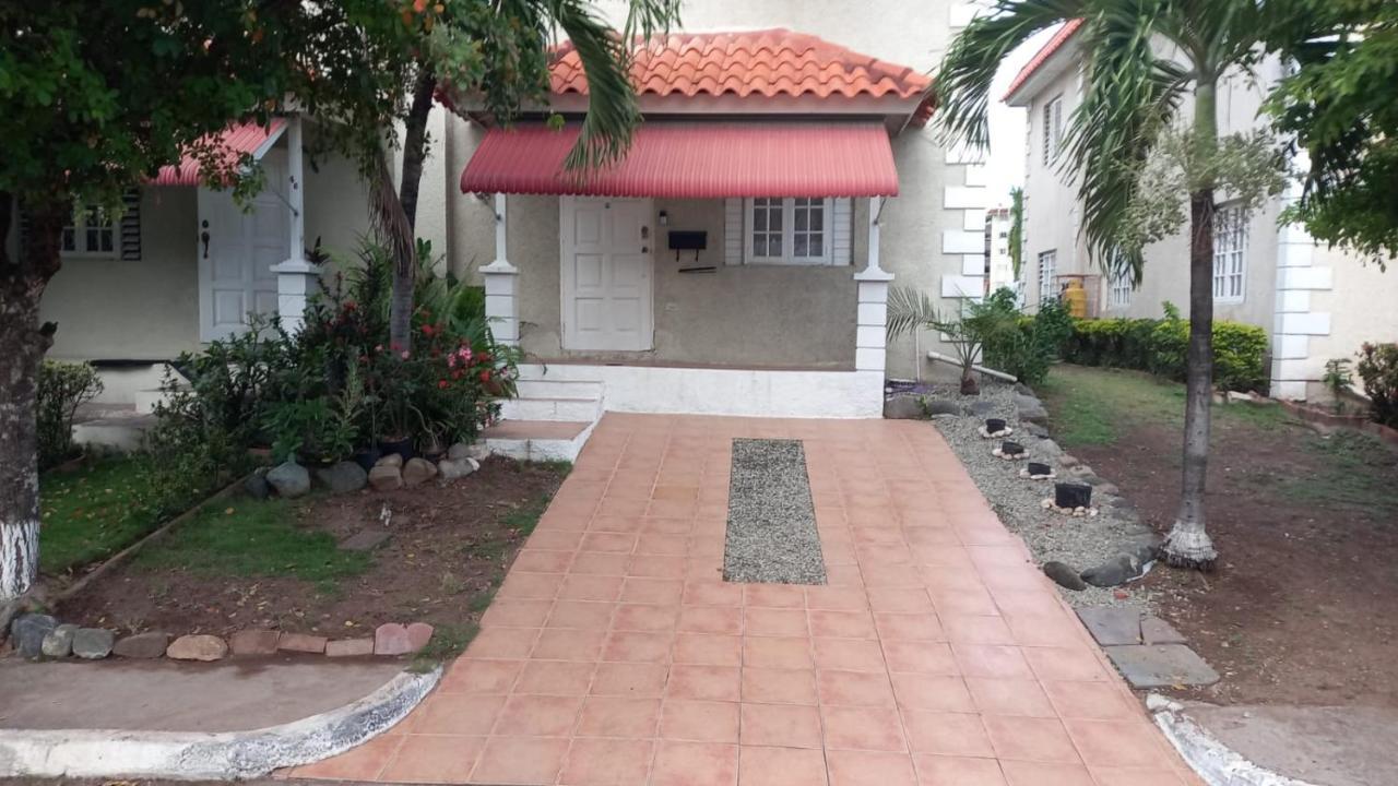 Cozy 2 Bedroom Townhouse In Gated Community, Kgn8 Newly Installed Solar Hot Water System Holiday home *