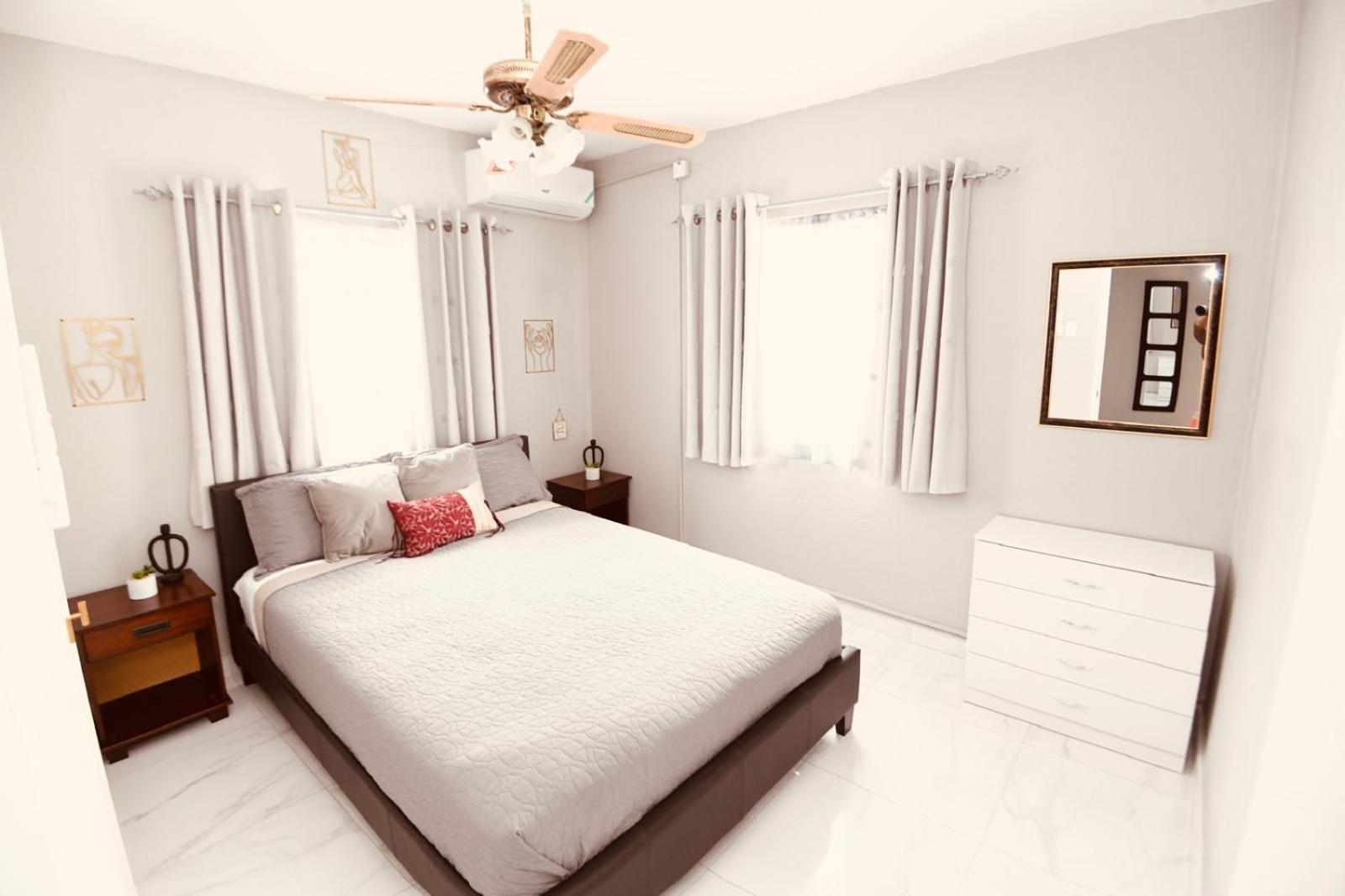 Cozy 2 Bedroom Townhouse In Gated Community, Kgn8 Newly Installed Solar Hot Water System *